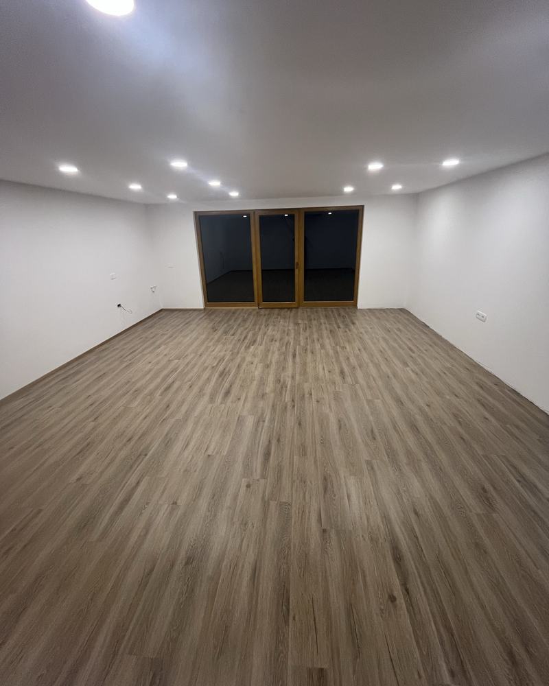 Položena talna obloga v videzu lesa v večjem prostoru