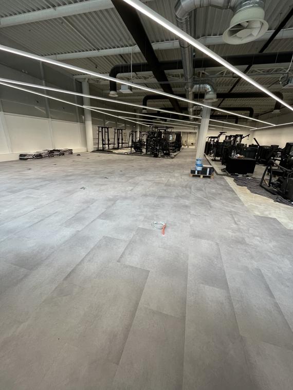 Vinilna obloga v fitnesu Shape House Jesenice – fotografija 1